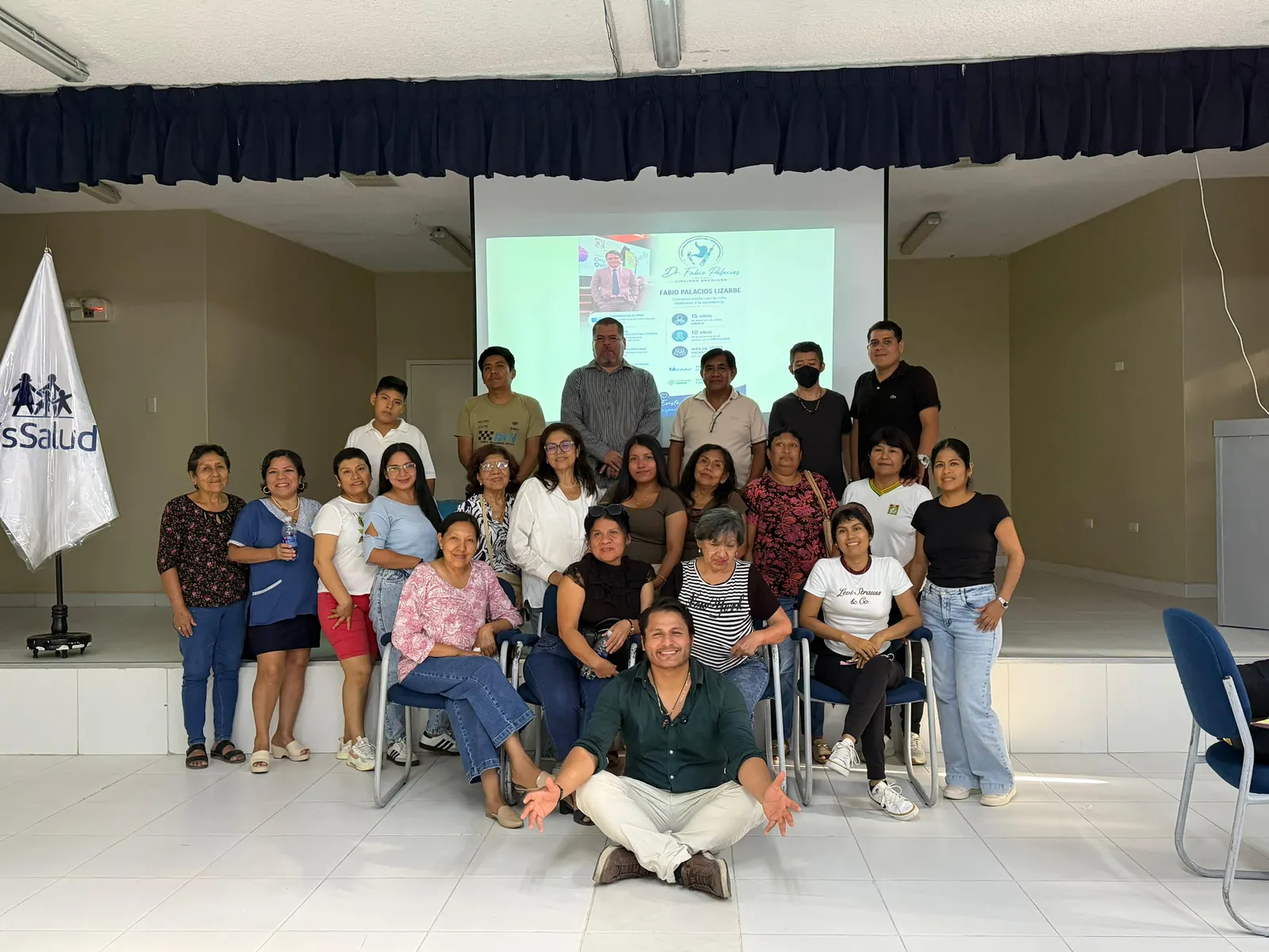Fabio Palacios junto a una comunidad reunida después de una charla
